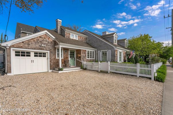 Attached, Exterior, Facade, Cape Cod