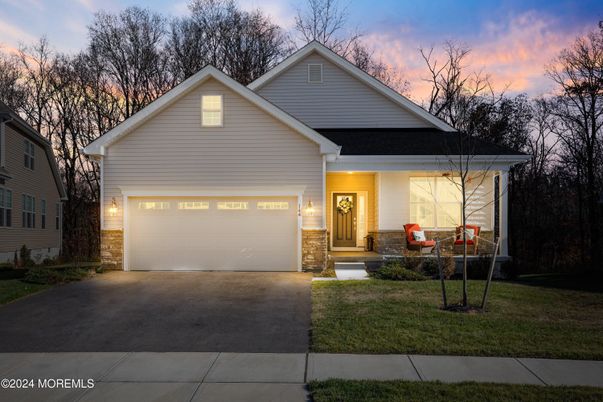 Attached, Exterior, Facade, American Craftsman