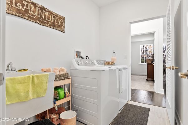 Interior, Washer, Wood Texture Flooring