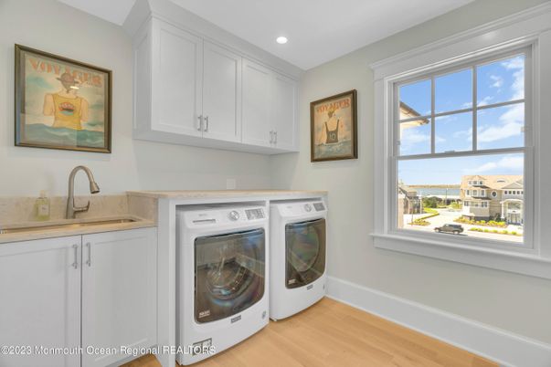 Interior, Recessed Lighting, Washer, Wood Texture Flooring