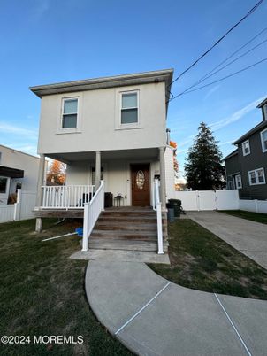 Exterior, Facade, American Foursquare