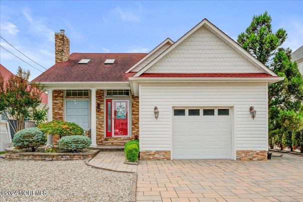 Attached, Exterior, Facade, Cape Cod