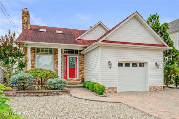Attached, Exterior, Facade, Cape Cod