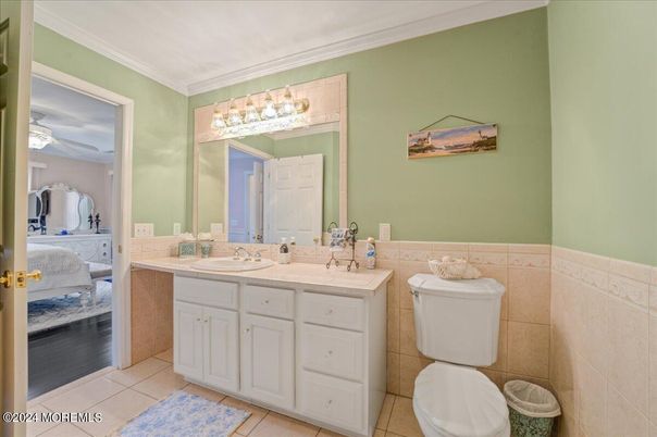 Bathroom, Bedroom, Dual Sink Vanities, Interior
