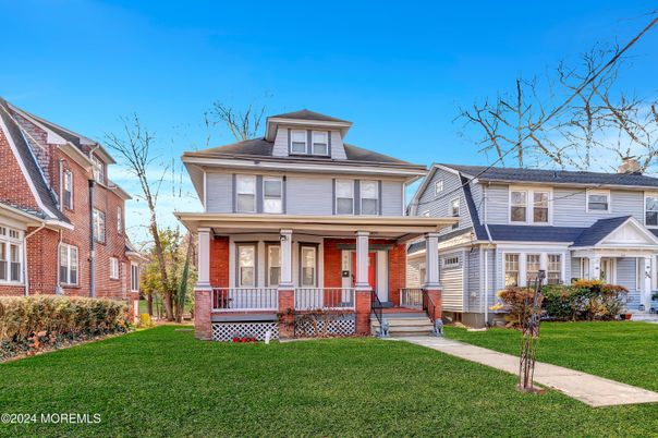 Exterior, Facade, American Foursquare