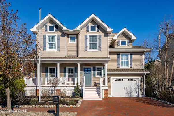 Attached, Exterior, Facade, Queen Anne Victorian