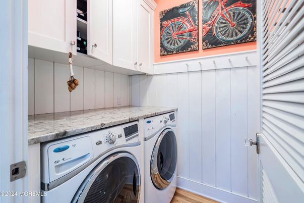 Interior, Washer, Wood Texture Flooring