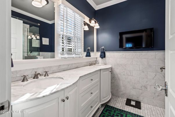 Bathroom, Dual Sink Vanities, Interior