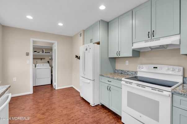 Interior, Recessed Lighting, Washer, Wood Texture Flooring