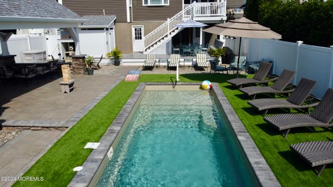 Exterior, Pool