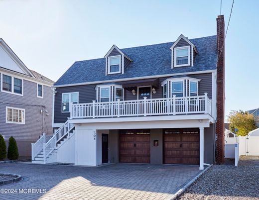 Attached, Exterior, Facade, Cape Cod