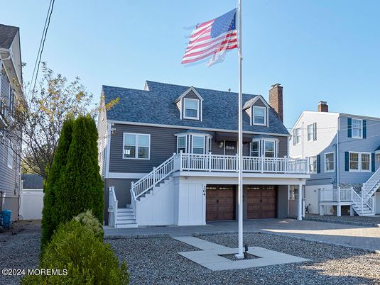 Attached, Exterior, Facade, Queen Anne Victorian