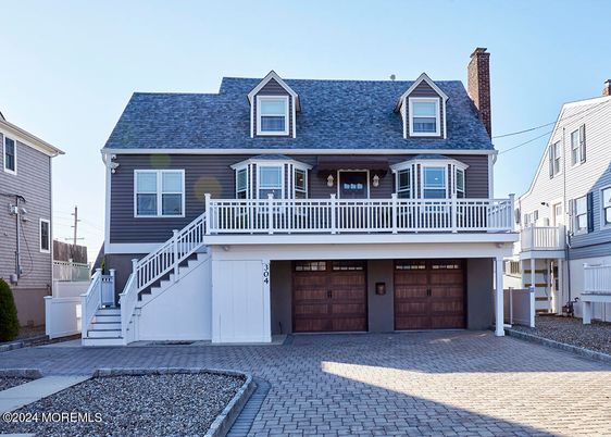 Attached, Exterior, Facade, Cape Cod