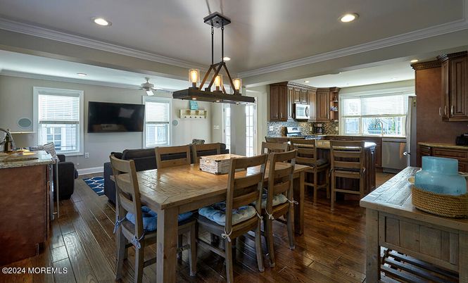 Dining room, Interior, Kitchen, Pendant Lights, Recessed Lighting, Wood Texture Flooring