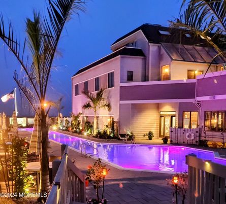 Exterior, Facade, Pool, Modern