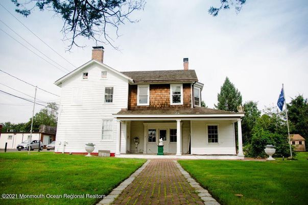 Exterior, Facade, Farmhouse