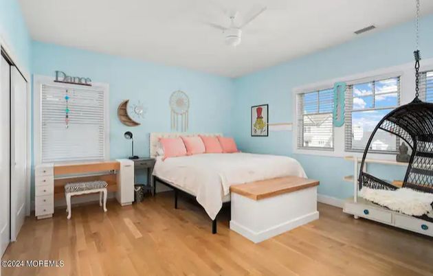 Bedroom, Interior, Pendant Lights, Wood Texture Flooring