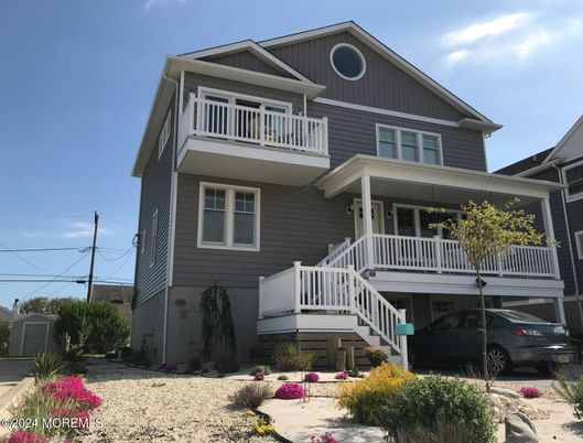 Exterior, Facade, American Craftsman