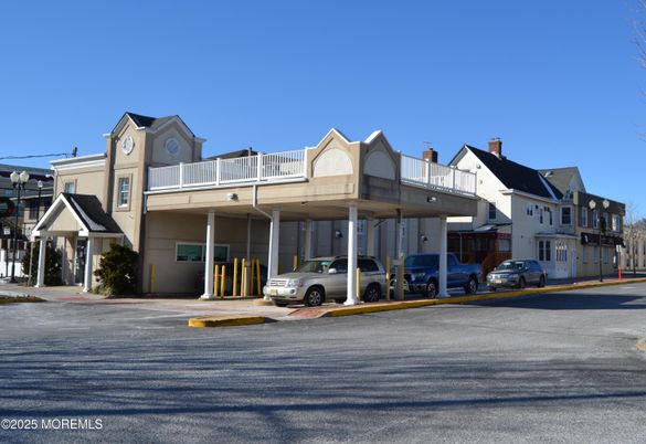 Exterior, Facade, Modern