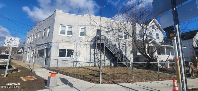 Exterior, Facade, Rowhouse