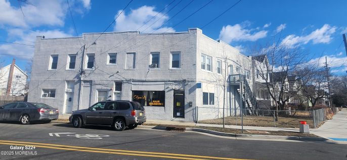 Exterior, Facade, Rowhouse