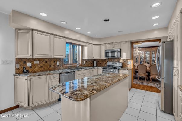 Chandelier, Dining room, Interior, Kitchen, Recessed Lighting, Stainless Steel Appliances