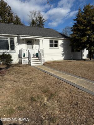 Exterior, Facade, Ranch