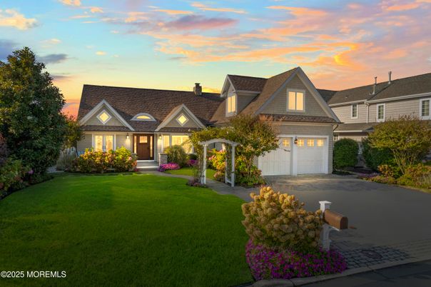 Attached, Exterior, Facade, Cape Cod