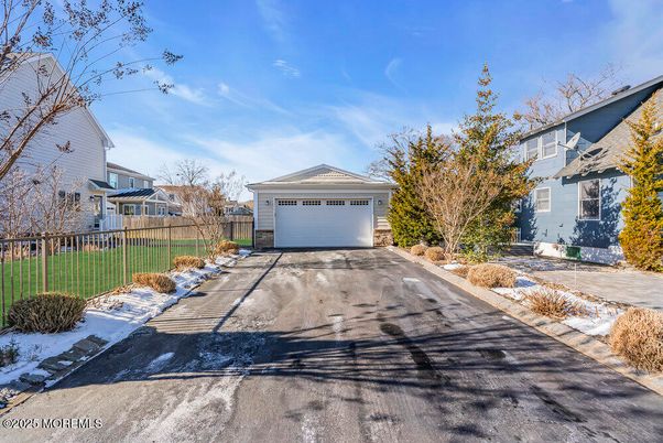 Detached Garage, Exterior