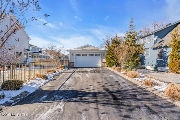 Detached Garage, Exterior