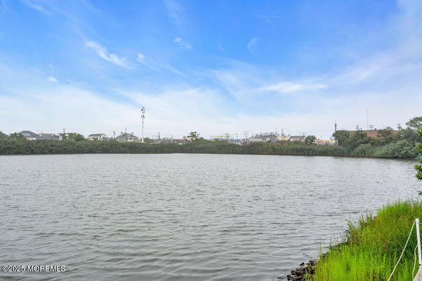 Exterior, Lake