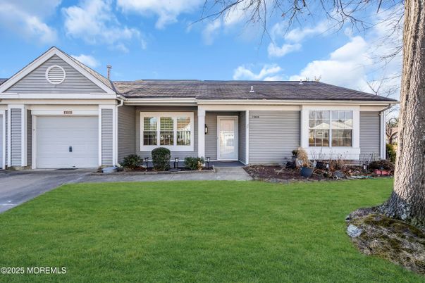 Attached, Exterior, Facade, Ranch