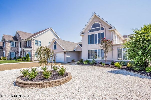 Attached, Exterior, Facade, Farmhouse