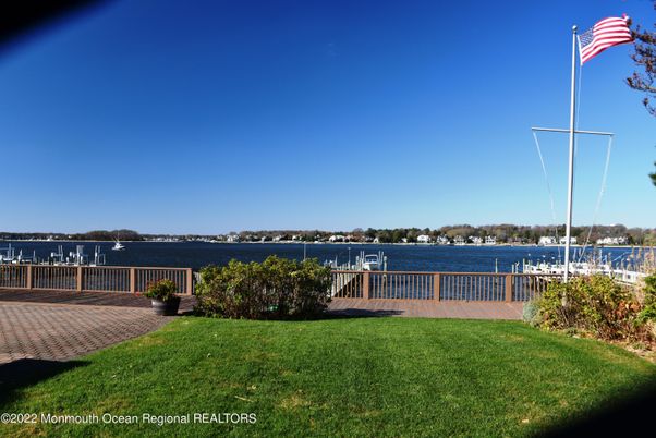 Exterior, Lake