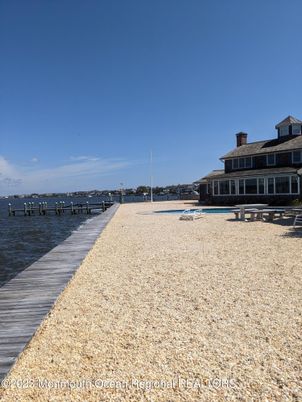 Exterior, Lake