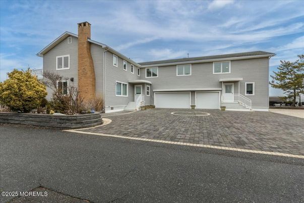Attached, Exterior, Facade, Split Level