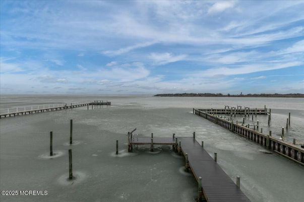 Exterior, Lake