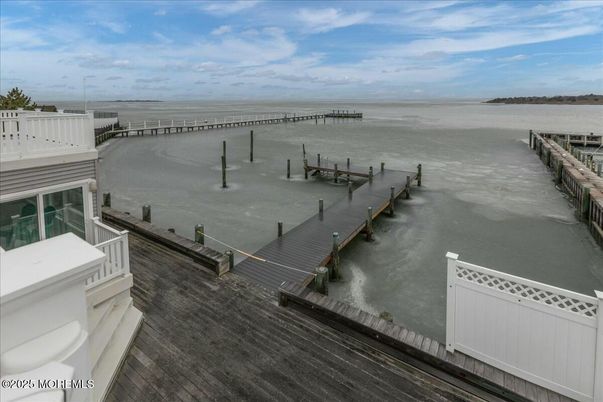 Exterior, Lake