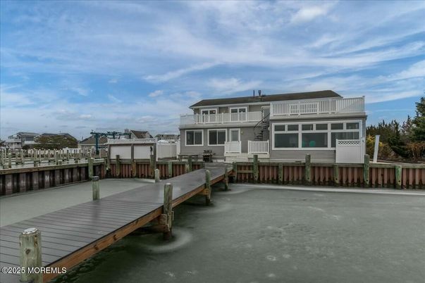 Exterior, Lake