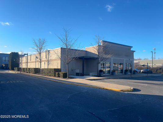 Exterior, Facade, Modern
