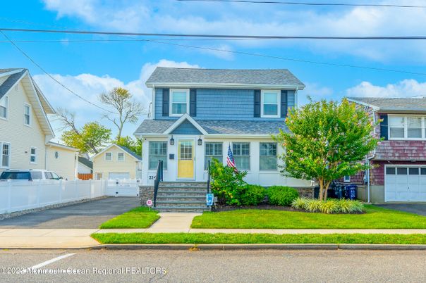 Attached, Exterior, Facade, American Foursquare