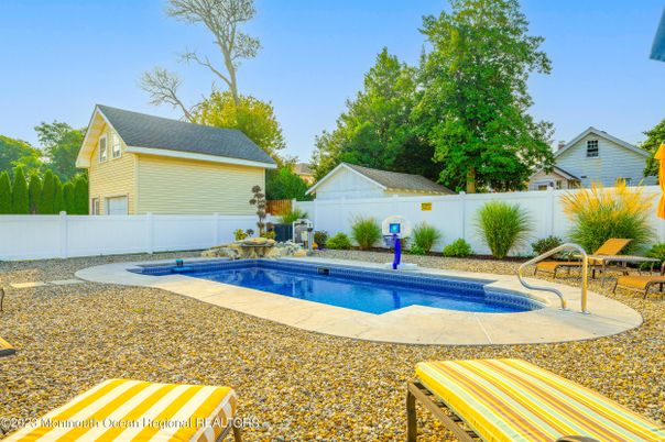 Exterior, Pool
