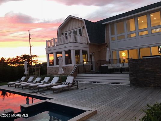 Exterior, Facade, Pool, Modern