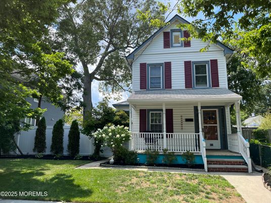 Exterior, Facade, Queen Anne Victorian