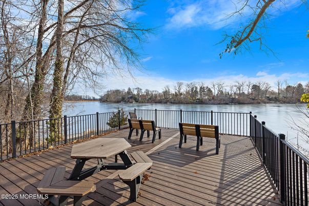 Exterior, Lake