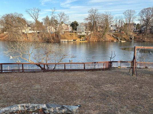 Exterior, Lake