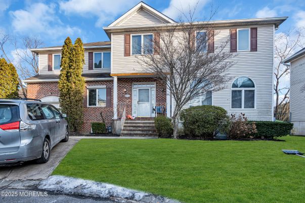 Exterior, Facade, Brick Facade, Queen Anne Victorian