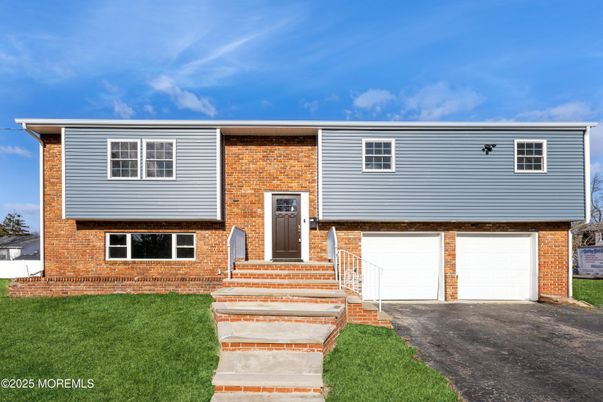 Attached, Exterior, Facade, Brick Facade, Raised Ranch
