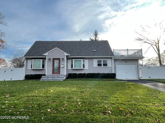 Attached, Exterior, Facade, Cape Cod