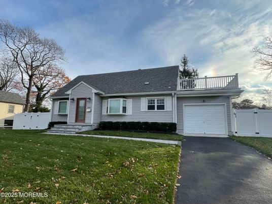 Attached, Exterior, Facade, Cape Cod